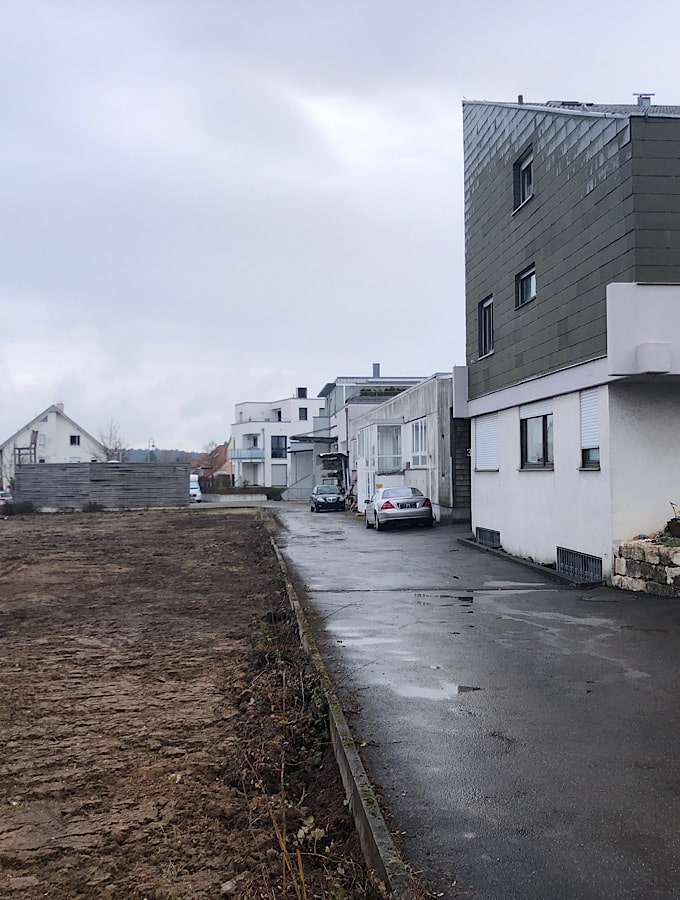 Baustelle mit Blick auf Hauser