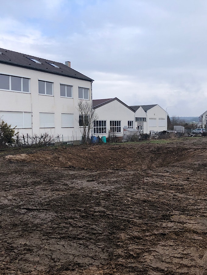 Baustelle mit Hinterhaus