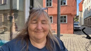 Andrea Sam in Dinkelsbühl mit geschlossenen Augen