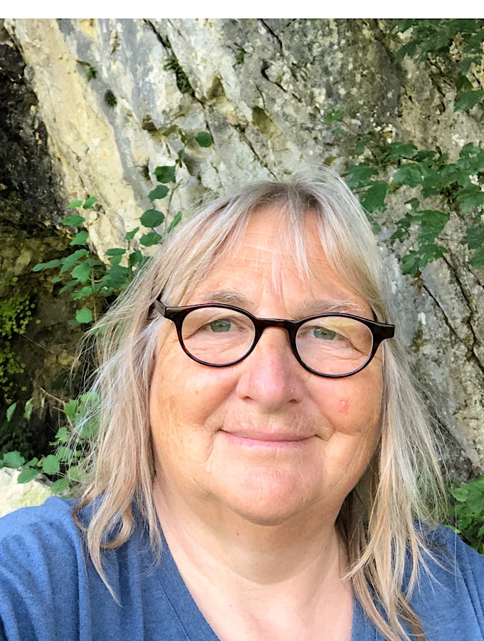 Frau vor Felsen