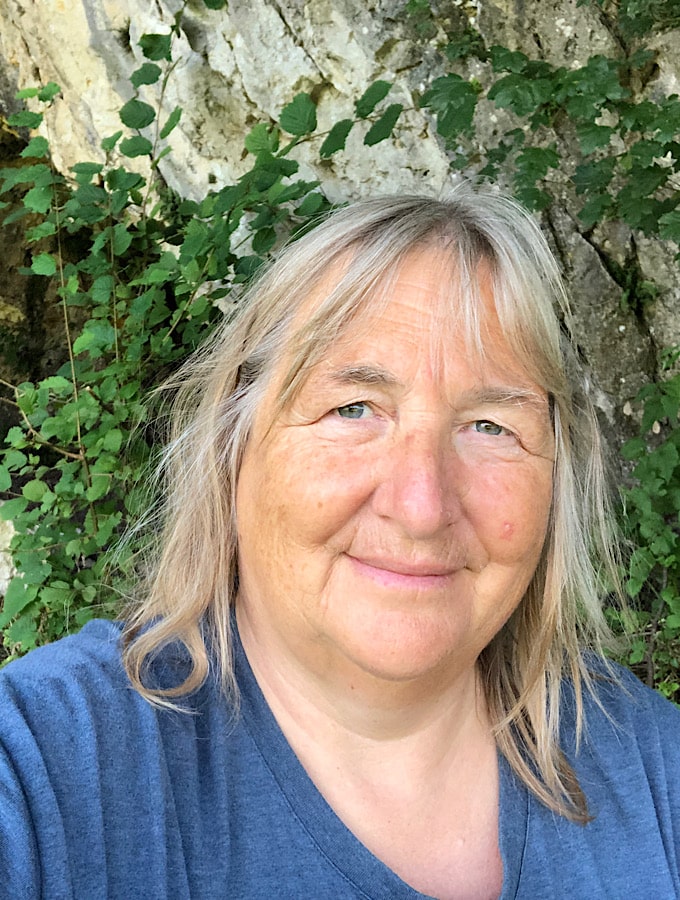 Frau vor Felsen