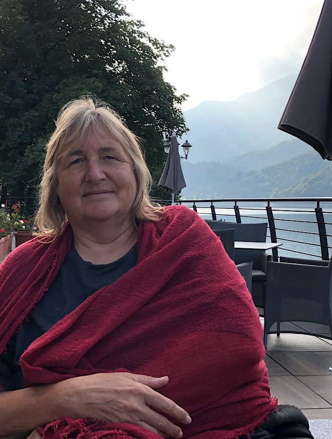 Frau am See in Rot