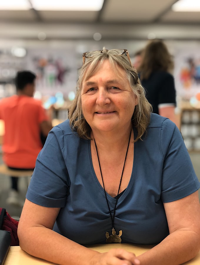 Frau im Appel Store
