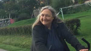 Frau auf Rad, die grinst